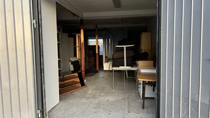 Hyr ett billigt lager och kontor med två portar i vardera sida av lokalen. Lager på plan 1 med takhöjd ca 2,9 m samt ...