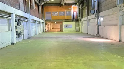 Lagerlokal om ca 950 m² med automatisk takskjutport. Lagerlokal om ca 950 m² med automatisk takskjutport.