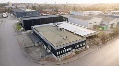 Industrilokal om ca 856 kvm med stor hall, god tillgänglighet och direkt infart via port